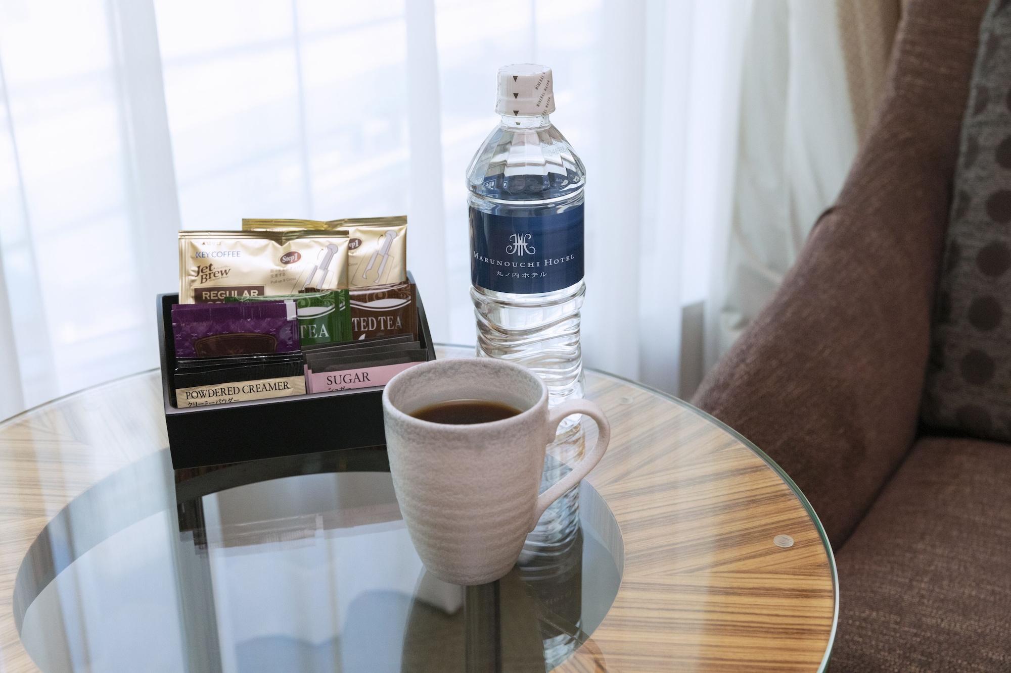 Marunouchi Hotel Tokio Zewnętrze zdjęcie A bottle of water and a cup of tea in a hotel room