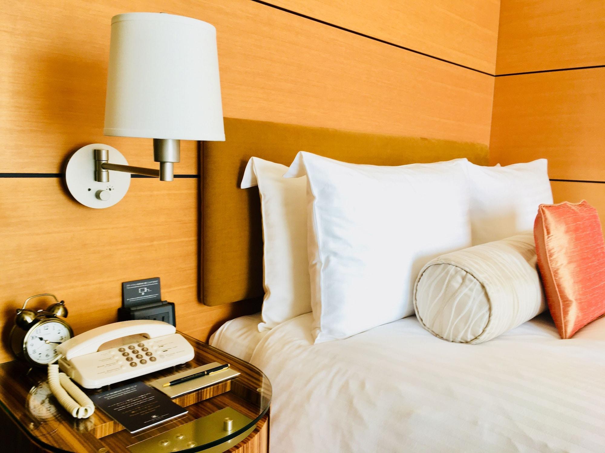 Marunouchi Hotel Tokio Zewnętrze zdjęcie A telephone on a bedside table