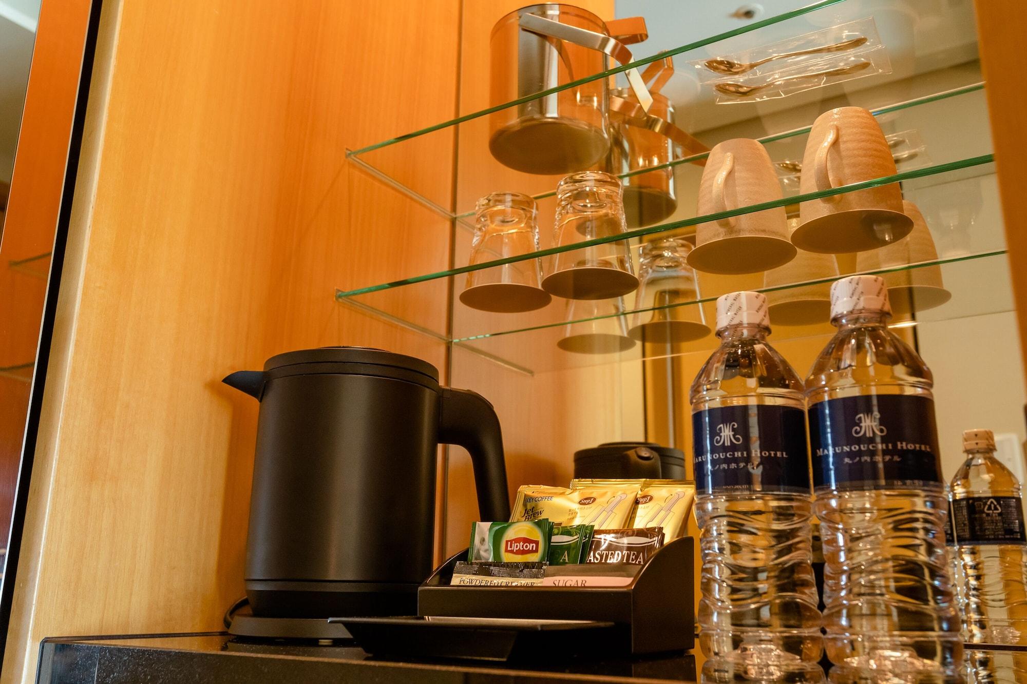 Marunouchi Hotel Tokio Zewnętrze zdjęcie Bottled water in a hotel room