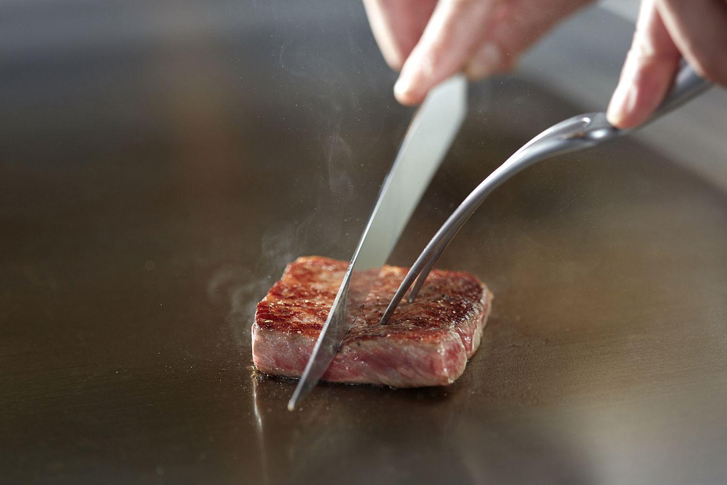 Marunouchi Hotel Tokio Zewnętrze zdjęcie A steak being tested for doneness